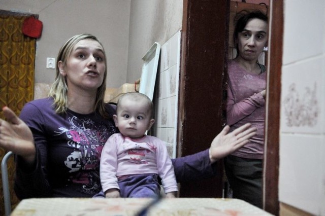 Anna Grzegorczyn, która poza swoją rodziną, opiekuje się też bratem i chorą siostrą, walczy o budowę łazienki właśnie dla siostry Moniki