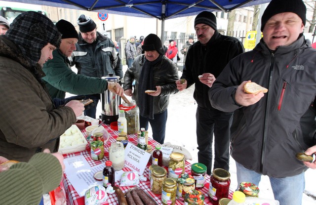 Pomorze Zachodnie: Rolnicy chcą to sprzedawać swoje produktyTych przetworów z naszych gospodarstw legalnie nie kupimy. Nie ma bowiem przepisów, które by legalizowały taki handel.