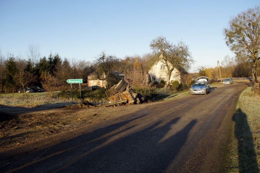 Wypadek w gminie Kępice. Drewno z ciężarówki wypadło na 58-latkę [ZDJĘCIA, WIDEO]
