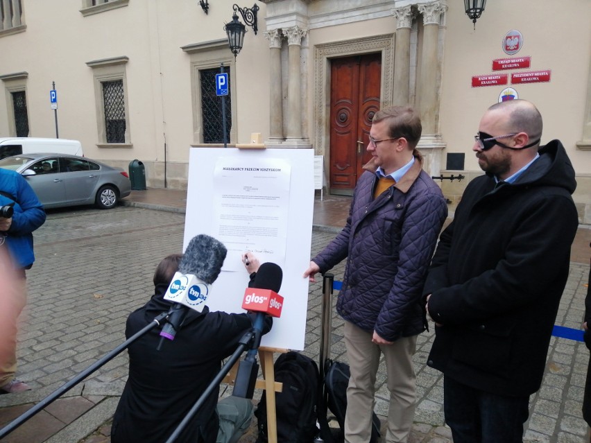 Polityczne igrzyska pod Wawelem: lewica i aktywiści za wycofaniem kandydatury Krakowa, Platforma daje rządowi ostatnią szansę
