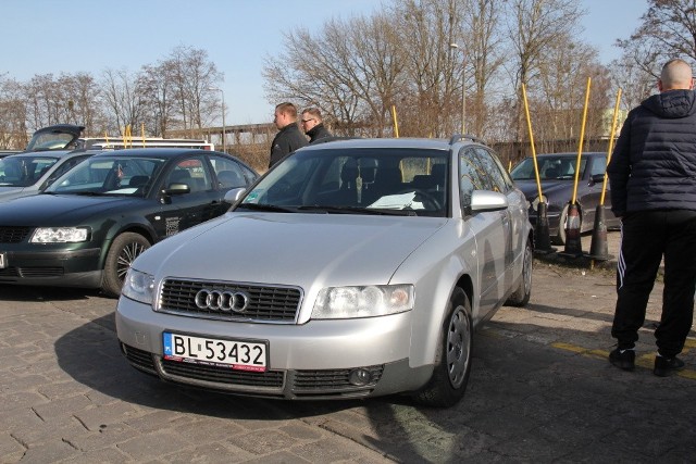 Audi A4, 2001 r., 2,0, klimatronic, komputer pokładowy, ABS, ESP, 6x airbag, wspomaganie kierownicy, elektryczne szyby, centralny zamek, 14 tys. 900 zł;