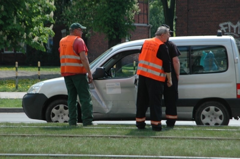Grunwaldzka: Tramwaj uderzył w samochód ekipy koszącej...