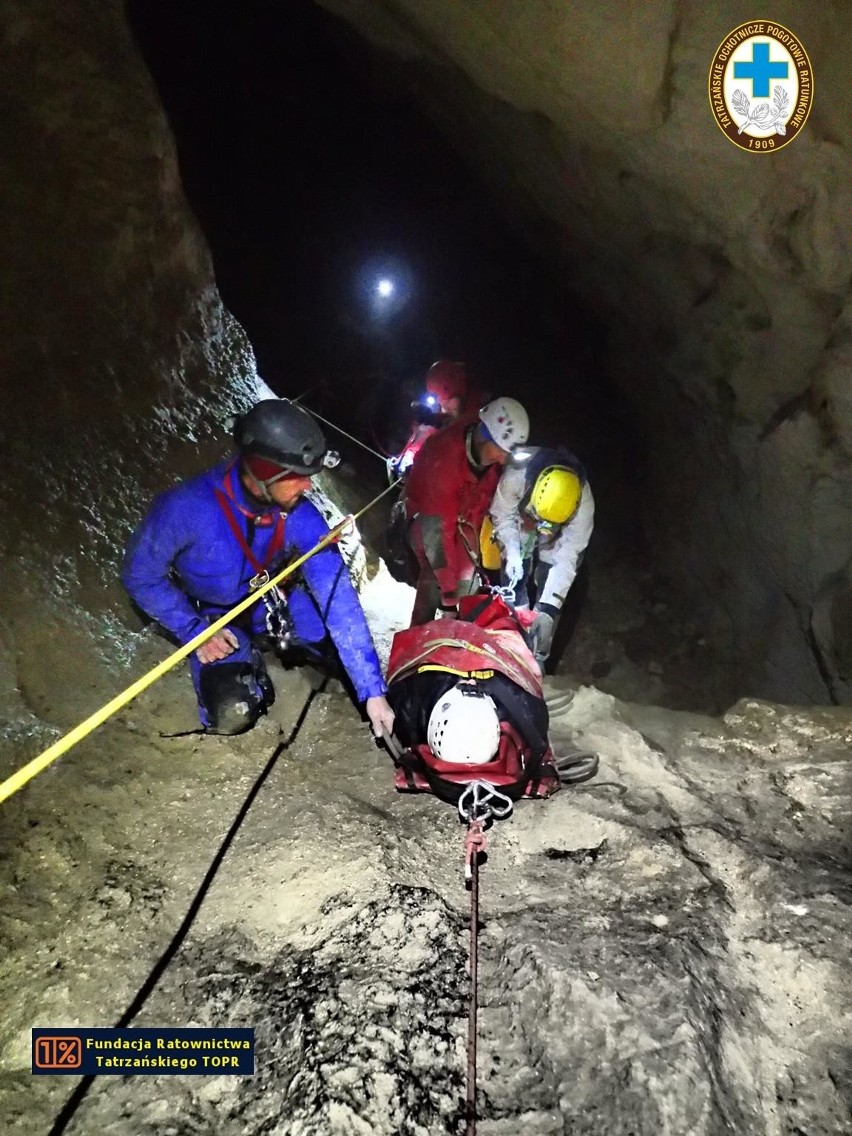 Tatry. TOPR ćwiczył akcję wyciągania rannego z jaskini [ZDJĘCIA]