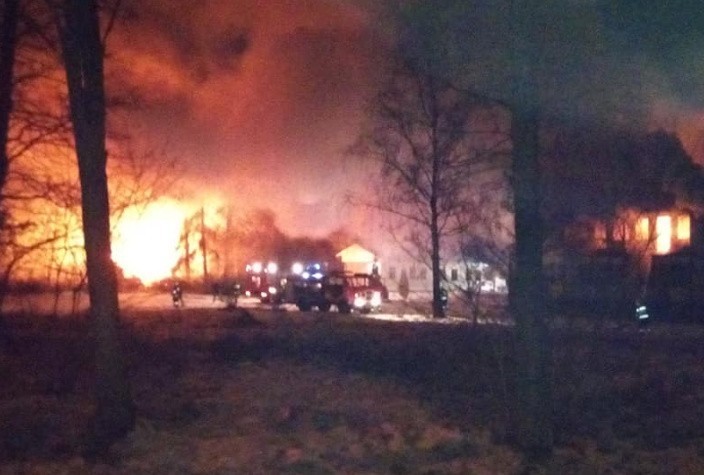 Wielki pożar na terenie ośrodka wypoczynkowego w Tuszynie. Ogień trawił pawilony [zdjęcia]