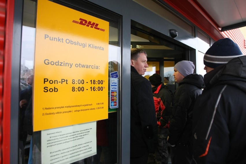 Czekasz na paczkę? Możesz nie mieć prezentu na święta. Kolejki pod DHL-em