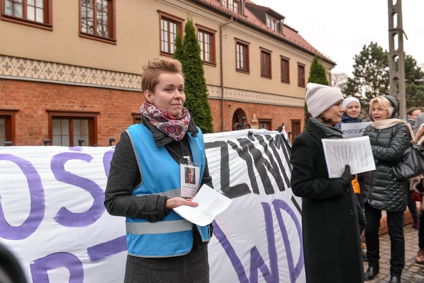 01.12.2019 Pikieta przed gdańską kurią biskupią pod hasłem...