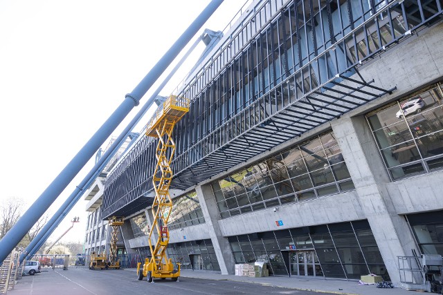 Trwają prace związane z upiększaniem elewacji stadionu Wisły w Krakowie.