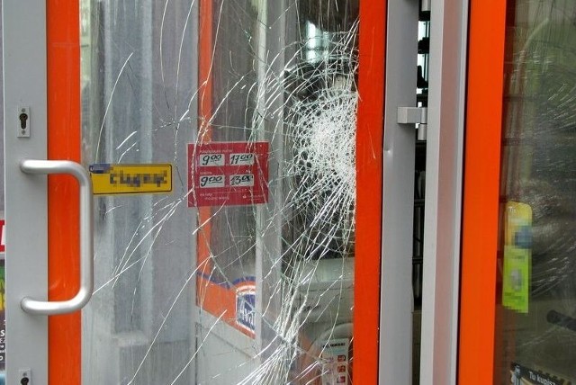 Sprawca kamieniem usiłował rozbić drzwi sklepu.