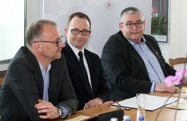 Michał Guć, wiceprezydent Gdyni (pierwszy z lewej), Marcin Skwierawski, wiceprezydent Sopotu i Piotr Kowalczuk, wiceprezydent Gdańska na wspólnej konferencji ws. budżetu obywatelskiego
