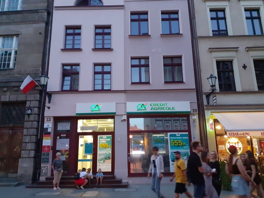 W tym banku Credit Agricole, przy ul. Szerokiej w Toruniu,...
