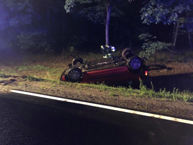 W nocy w Przyłubiu dachowało auto. To kolejny wypadek na drodze krajowej nr 10 między Toruniem a Bydgoszczą. Przybyłe na miejsce służby ratunkowe zastały mężczyznę, który o własnych siłach opuścił pojazd. Okoliczności zdarzenia wyjaśnia policja.Zobacz także:Droga krajowa nr 10 pełna wypadkówNowosciTorun