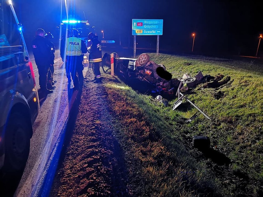 Kąp. Groźny wypadek. Golf dachował w rowie (zdjęcia)