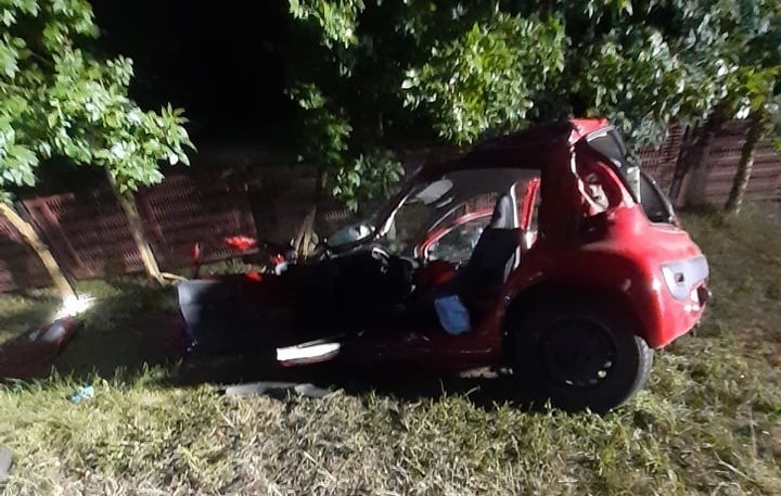 Wypadek w Chmielewie. Samochód zjechał z drogi i uderzył w drzewo. Do szpitala przewieziono dwie młode ostrowianki. 23.07.2021