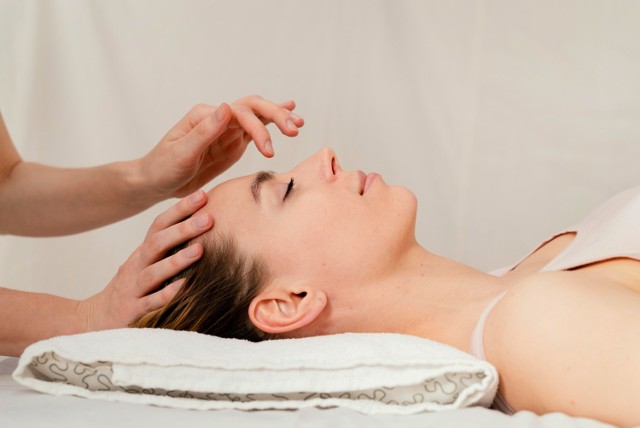 Japońska technika masażu relaksuje mięśnie twarzy i niweluje zmarszczki