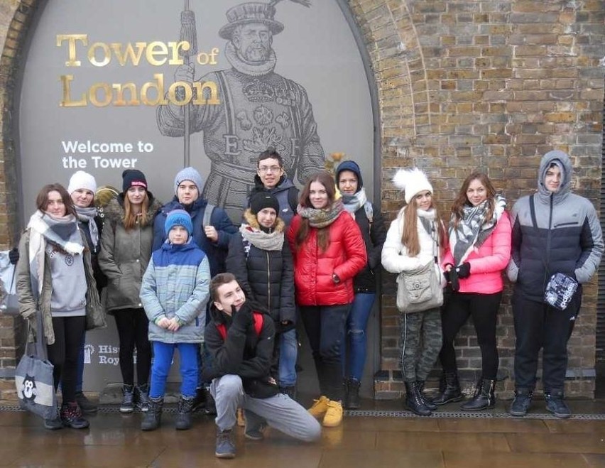 Uczniowie ze „Staszica” przed Tower of London.