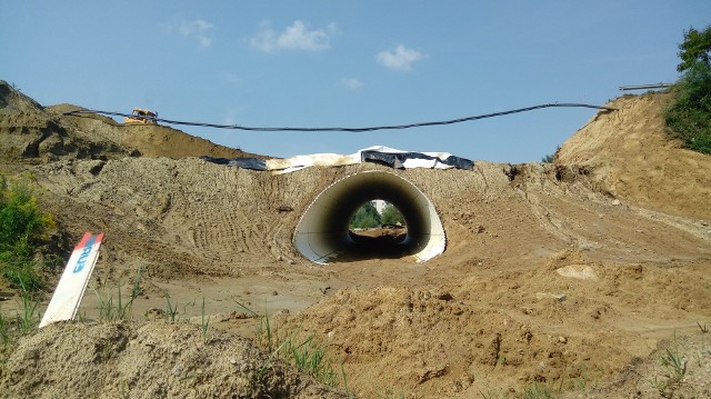 Pod ulicą Wilanowską w Gdańsku budowany jest tunel dla pieszych, łączący dwie części Jaru Wilanowska. Tak wyglądał plac budowy 2.08.2018