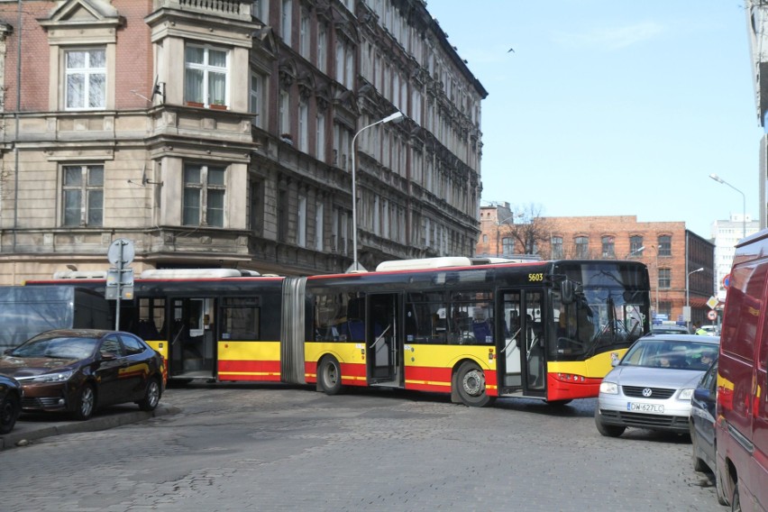 Autobus MPK zablokował skrzyżowanie. Przez źle zaparkowane auta 