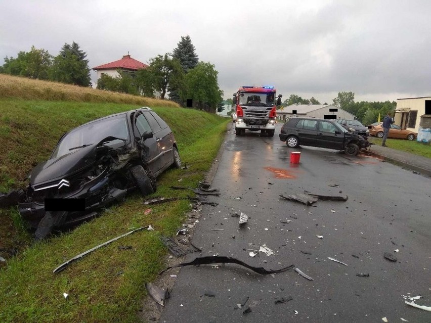 Zderzenie dwóch samochodów w Sielcu. Jedna osoba w szpitalu 