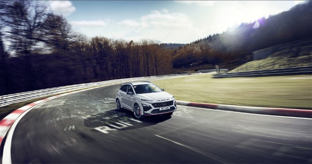 Hyundai Kona N Hyundai KONA N jest napędzany turbodoładowanym 2,0-litrowym silnikiem T-GDI o mocy 280 KM i maksymalnym momencie obrotowym wynoszącym 392 Nm. Nowy, wyższy moment obrotowy w większym stopniu wykorzystuje potencjał silnika w codziennych sytuacjach na drodze. Nowa charakterystyka silnika poprawia przyspieszenie w zakresie średnich i wysokich obrotów silnika oraz zapewnia niezmiennie wysokie osiągi, niezależnie od panującej temperatury zewnętrznej.Fot. Hyundai