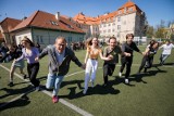 Międzynarodowy flash mob na boisku VI LO w Bydgoszczy. Tak integrowali się uczestnicy projektu Erasmus+ [zdjęcia]