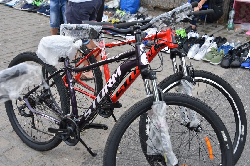 Mnóstwo rowerów na giełdzie w Sandomierzu. Fani jednośladów zachwyceni. Rowery górskie cieszyły się dużym zainteresowaniem. Zobacz zdjęcia