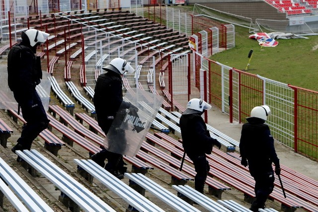 Zbliża się sezon imprez masowych, dlatego policjanci ćwiczyli na bydgoskich stadionach różne warianty reagowania na agresywny tłum oraz odpieraniem ataków