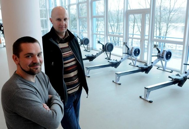 Dwie wioślarskie sławy, Tomasz Kucharski (z lewej) i Piotra Basta mówią zgodnie: - Przejęcie przystani przez miasto jest dobrym pomysłem