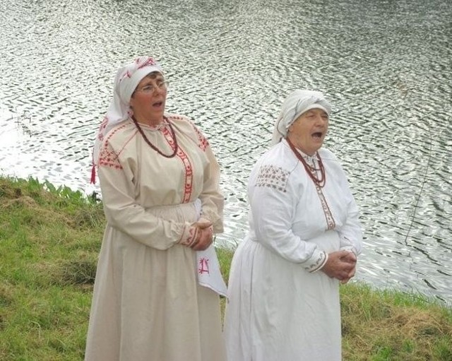 (Od lewej) Zofia Wydro i Anna Rzeszut z Zespołu Obrzędowego Lasowiaczki z Baranowa Sandomierskiego od wielu lat są zapraszane na Sabałowe Bajania do Bukowiny Tatrzańskiej.