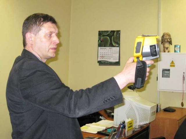 Mariusz Skóra, prezes Starachowickiego Inkubatora Przedsiębiorstw prezentuje kamerę termowizyjną.