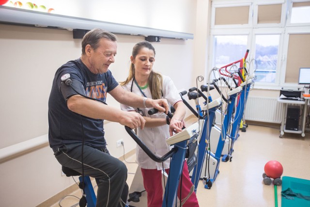 Koordynowana Opieka Specjalistyczna, czyli KOS-zawał to całościowy program opieki i rehabilitacji kardiologicznej dla pacjentów po zawale mięśnia sercowego.