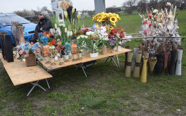 W niedzielę 25 kwietnia na targu w Wierzbicy w powiecie radomskim było wielu sprzedających i kupujących. Pogoda dopisała, było dość ciepło i świeciło słoneczko. Było co kupić.    Zobacz kolejne zdjęcia &gt;&gt;&gt;