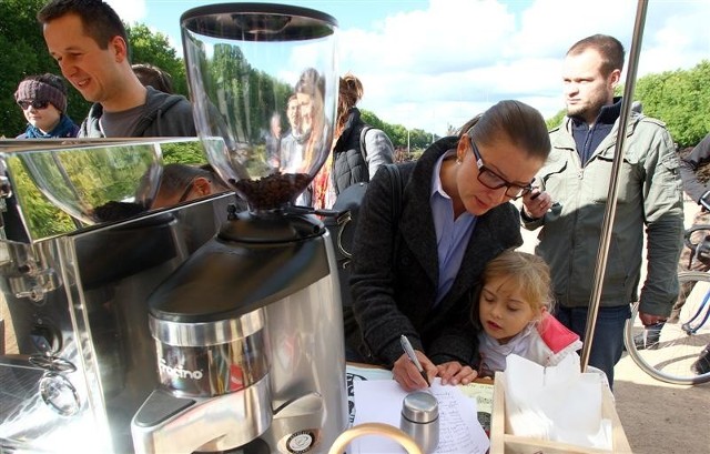 - Chcę porozmawiać z urzędnikami - mówi Jarosław Malejewski. - Muszą przestrzegać prawa, dlatego nie chcę się z nikim kłócić. Jeśli się nie zgodzą, to będę rozdawał kawę za darmo.