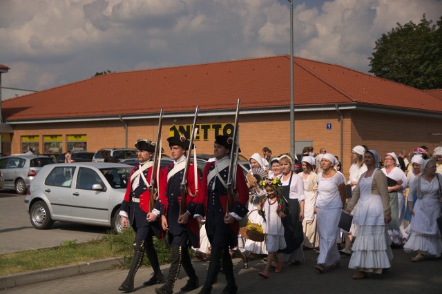 Od nabożeństwa ekumenicznego i uroczystego korowodu rozpoczęło się II Święto Mostu i Żeliwa w Ozimku.Barwny korowód mieszkańców przebranych w stroje z epoki przemaszerowało aleją Schinkela w kierunku biurowca huty, gdzie odbyła się inscenizacja o początkach miejscowości.- Impreza cieszy się bardzo dużym zainteresowaniem. Ściągnęli do nas ludzie z całej Polski – mówił Tomasz Józef Juros, prezes Stowarzyszenia Małej Panwi, które to zorganizowało imprezę.Oprócz inscenizacji w programie także: jarmark staroci, biesiada, pokaz sztucznych ogni, a w niedzielę pokaz starych motocykli i aut oraz bitwa o most. – To wydarzenie nie ma co prawda odzwierciedlenia historycznego, ale jest bardzo barwne – mówi Juros.