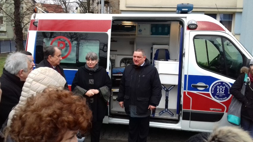 Krakowskie pogotowie przekazuje karetki szpitalom. Jedna pojedzie do Lwowa [WIDEO]