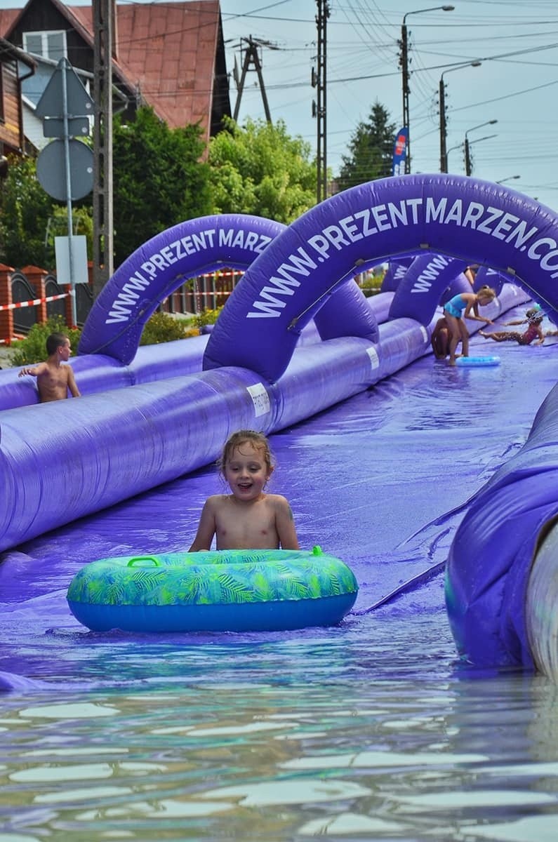 Mieszkańcy Siemiatycz w weekend ślizgali się na wielkiej,...