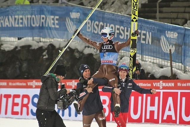 Kamil Stoch na ramionach Piotra Żyły i Stefana Huli