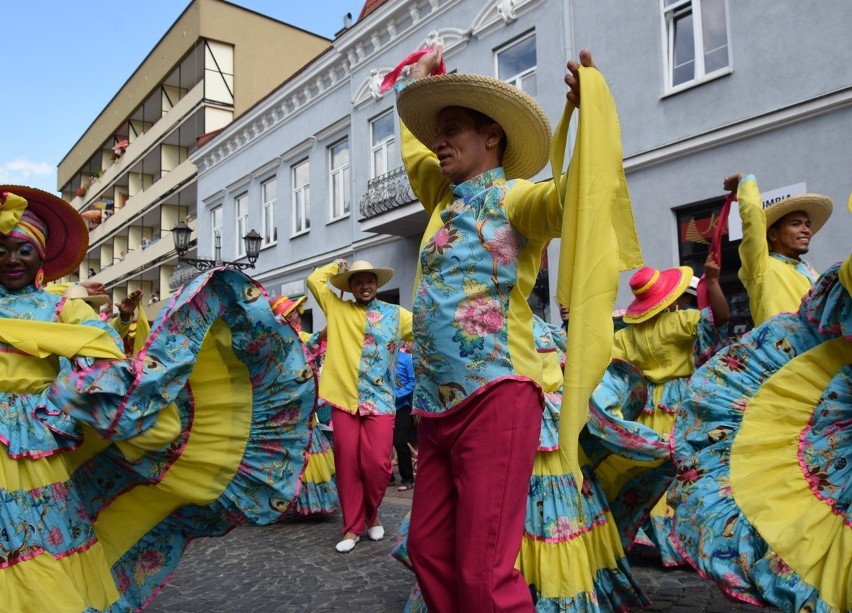 Gorlice. Festiwal Świat pod Kyczerą. Przez miejski deptak przeszedł barwny korowód artystów z różnych stron świata