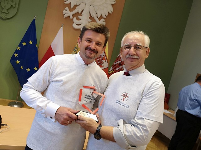 Nagrodę Piotr Pośpiech (z lewej) odebrał z rąk Rudolfa Borusiewicza, dyrektora biura Związku Powiatów Polskich.