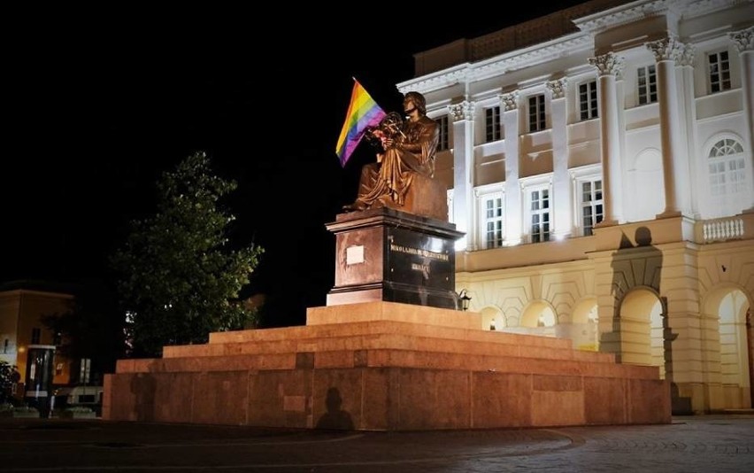 Tęczowe flagi na pomnikach. Podejrzani trafili do aresztu. Będzie zażalenie na działanie policji