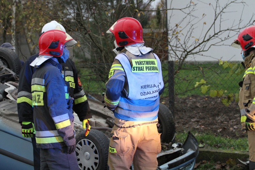 Wypadek w Sokolnikach. Dachował samochód, jedna osoba ranna [ZDJĘCIA]