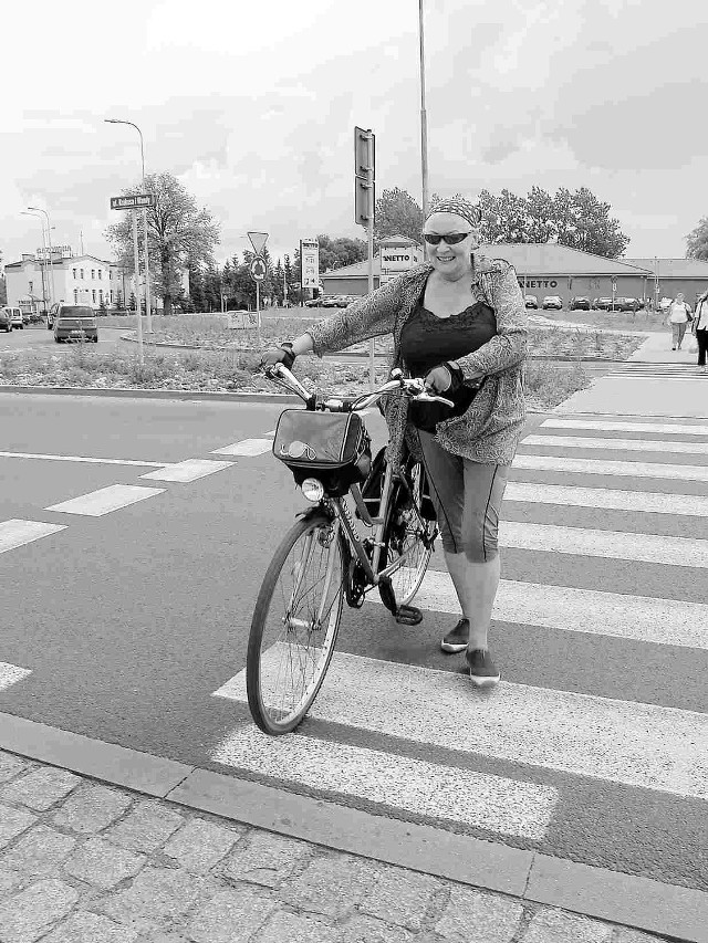 Tylko tak można przejść z rowerem po pasach dla pieszych w Koszalinie. Gdyby jednak wprowadzić w życie pomysł naszego Czytelnika o domalowaniu cienkiej linii wzdłuż tych pasów, rowerzyści mogliby jeździć bez przerwy nie zsiadając z roweru przed przejściem. Takie rozwiązanie jest stosowane w wielu miastach Polski. Dodajmy, że w naszym mieście, niewykluczone że także przez źle oznakowane ścieżki rowerowe, doszło do ośmiu wypadków drogowych, w których udział brali rowerzyści. Natomiast kolizji z rowerzystami &#8211; mówią policjanci &#8211; były setki.