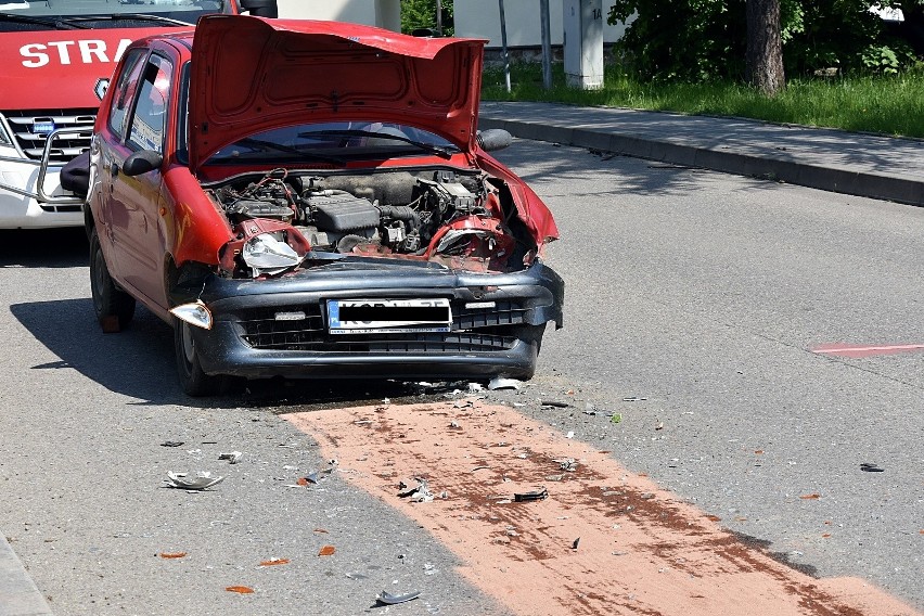 Wypadek w Moszczenicy. Do kierowcy seicento wezwano karetkę pogotowia