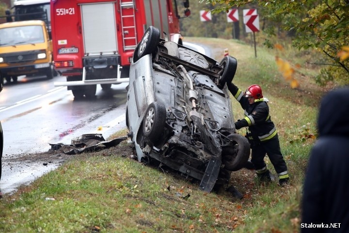 Wypadek na trasie 871 relacji Tarnobrzeg - Stalowa Wola. Samochód dachował w rowie