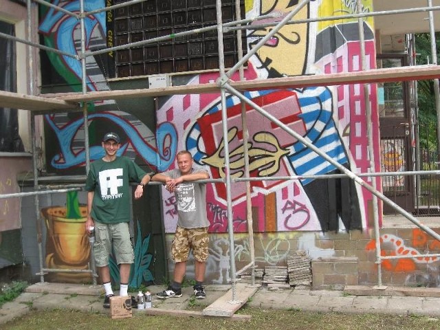 Łukasz Kowalski i Maciej Starowicz razem z kolegami z Kotliny Kłodzkiej, Wrocławia i Torunia pomalowali budynek "Szansy&#8221;.