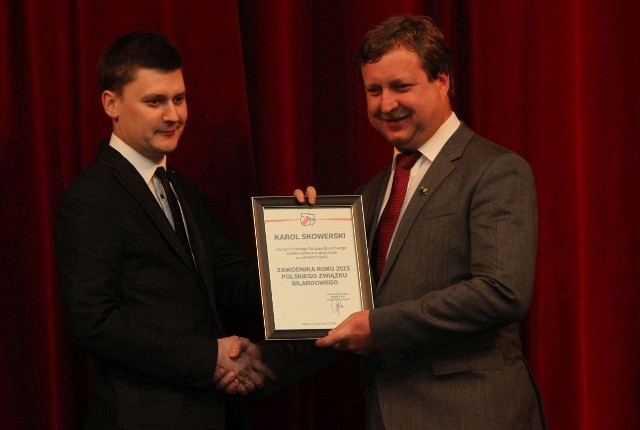 Najlepszy bilardzista Polski w 2015 roku Karol Skowerski (z lewej) otrzymuje wyróżnienie od Marcina Krzemińskiego, wiceprezesa Światowej Konfederacji Sportów Bilardowych.