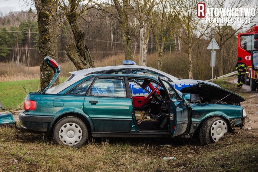 Trasa Chrzanowo – Siedliska. Audi uderzyło w drzewo (zdjęcia)