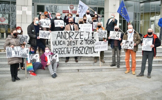 Przed budynkiem sądu przy ulicy Warszawskiej w Radomiu manifestowali osoby wspierający Andrzeja Majdana.
