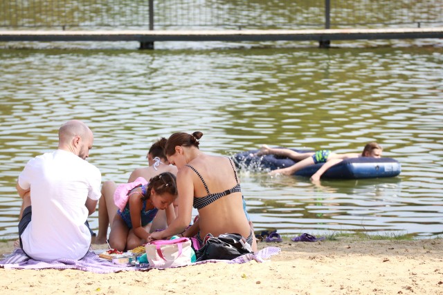 Piękna, słoneczna pogoda i fakt, że to już ostatni weekend wakacji, wielu łodzian przyciągnęły do wypoczynku nad wodą i przy grillu