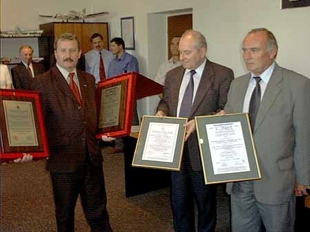Od lewej: Prezes PZL Andrzej Szortyka, pełnomocnik zarządu ds. Kontroli i Obrotu Władysław Niedbała oraz pełnomocnik zarządu ds. Jakości Andrzej Błędowski z certyfikatami ISO 9001:2001 i IQNet.