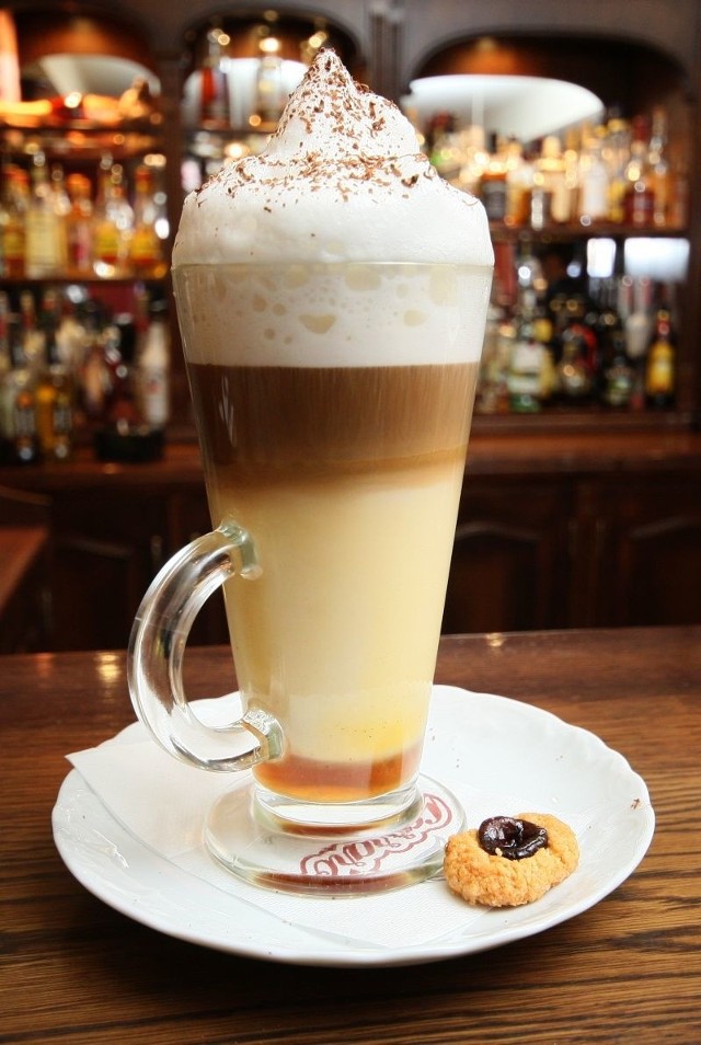 Kawa &#8222;Wielkanocny Kurczaczek&#8221;, którą poleca kielecka kawiarnia Bankowa to świetne uzupełnienie świątecznego deseru.